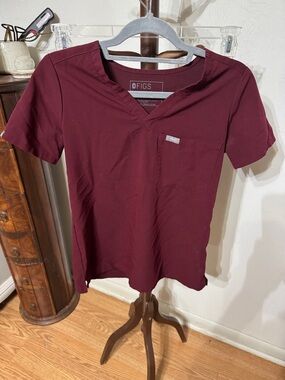 Figs V‑Neck Scrub Top in Burgundy